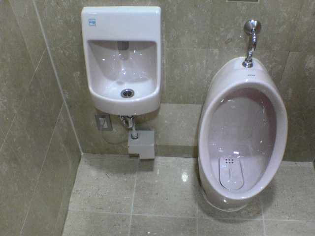 本日の現場は「トイレ床面コート施工」